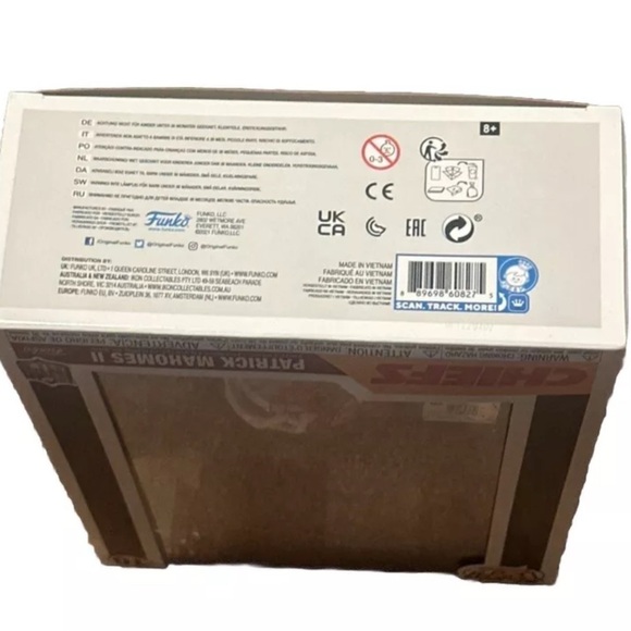 Patrick Mahomes Funko Pop #10 Jumbo Prizm Card NFL KC Chiefs Hail Mary Edition - Picture 5 of 6